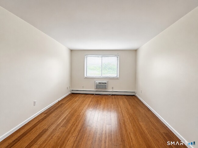 Photo - 1168 Main St Unidad B5