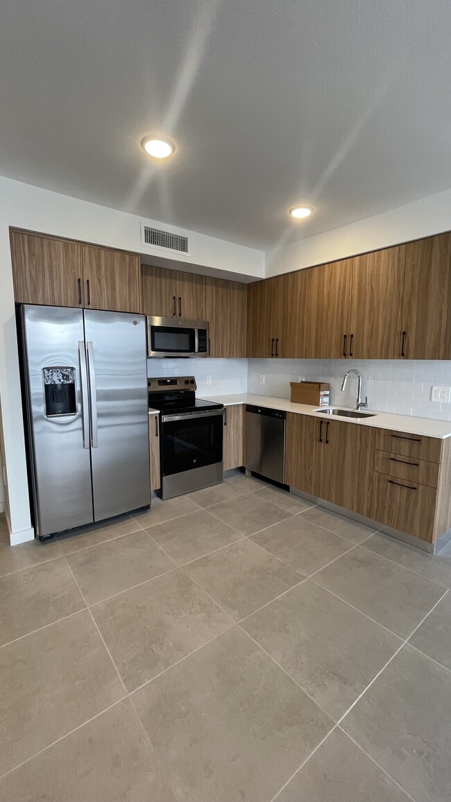 Building Photo - 2501 NE 4th St Unit S2 Rental