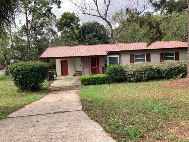 3 bed 1 bath House With Fenced-in Yard, Av... - 3 bed 1 bath House With Fenced-in Yard, Av...