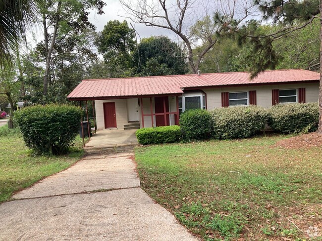 Building Photo - 3 bed 1 bath House With Fenced-in Yard, Av...