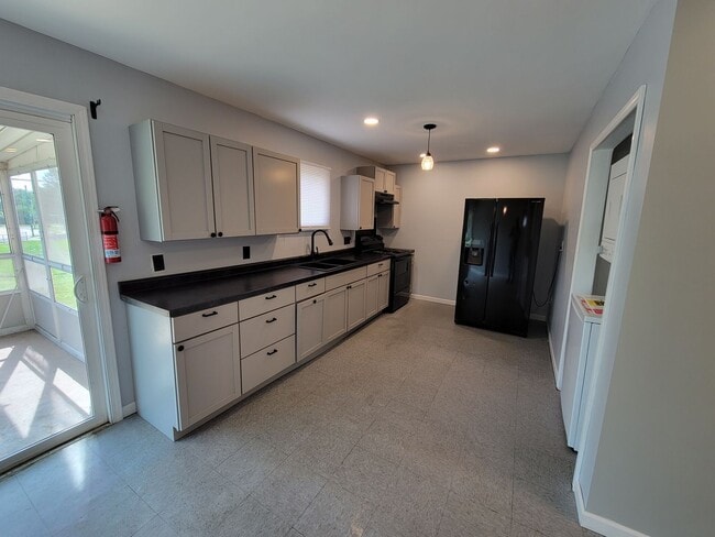 Photo - 3 bed, 1 bath, Close to South Bend Airport