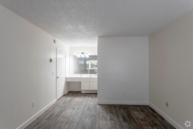 2 BR, 2 BA - 1050 SF - Williamsburg South Apartments