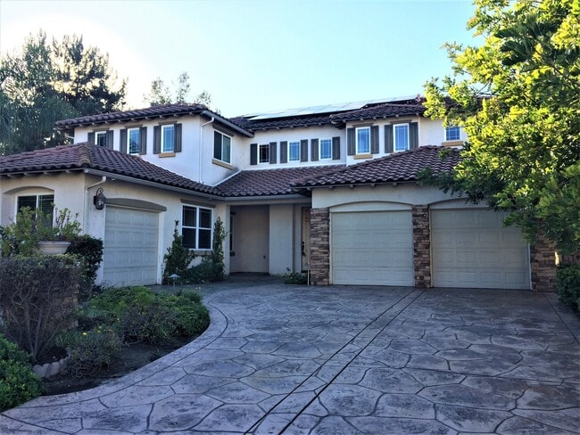 Building Photo - Gorgeous large single family home in Eastlake!