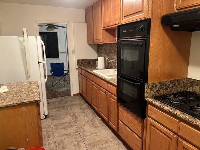 Kitchen - 8808 Cattaraugus Ave Unit 8808