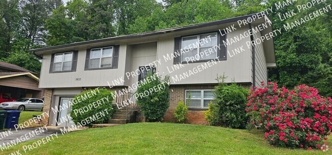 Building Photo - Don't miss this Large 3 or 4 bedroom 2 ful... Rental