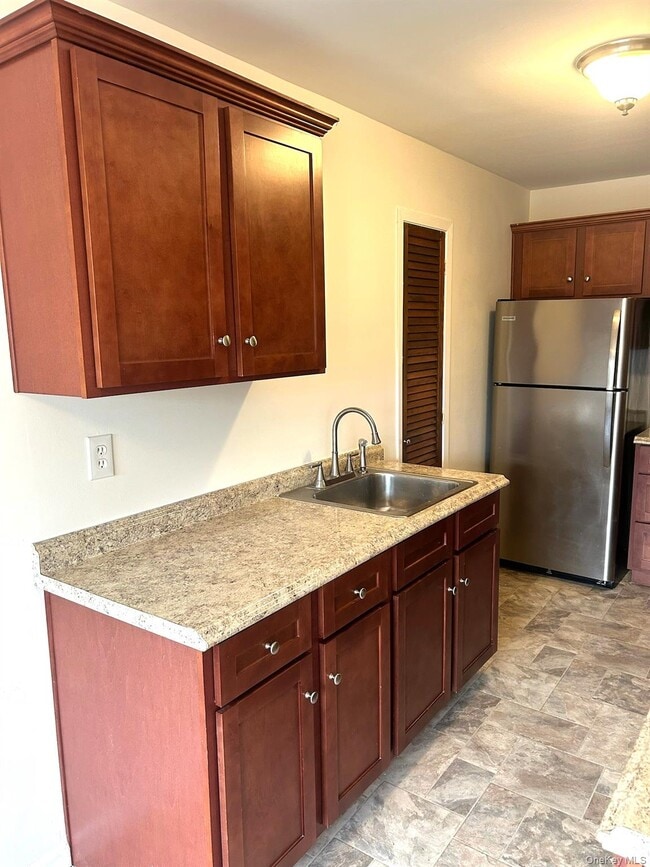 Building Photo - 8 Colonial Rd Unit 8