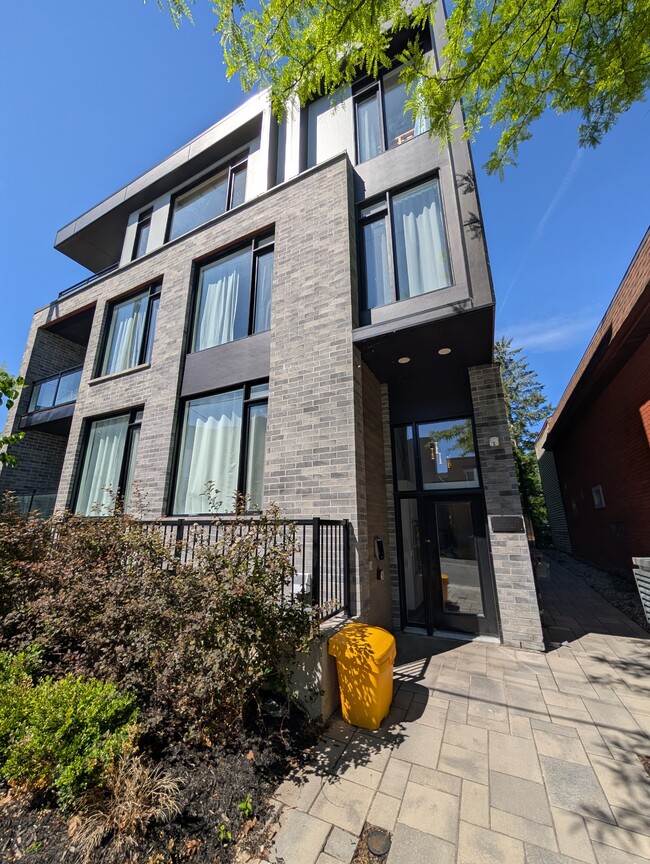 Building Photo - 4 Champlain Ave Unit 002
