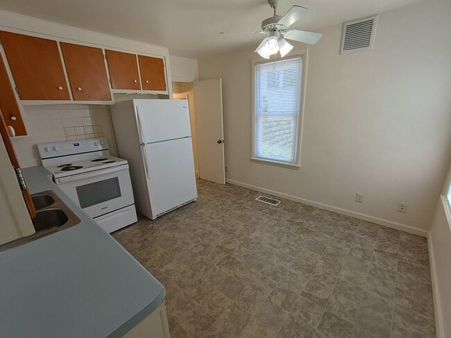 Kitchen - 107 N Park Ave Unit 2