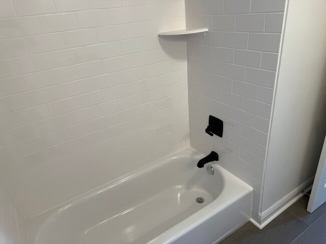 Bañera - 4117 7th St