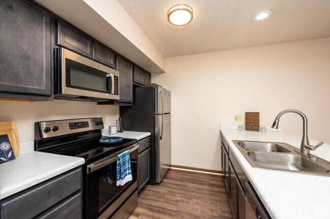 2BR, 1.5BA - 833SF - Kitchen
