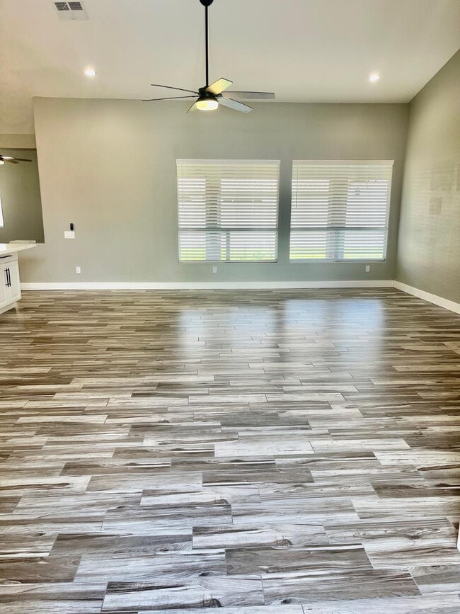 Photo - 1732 W Gary Dr