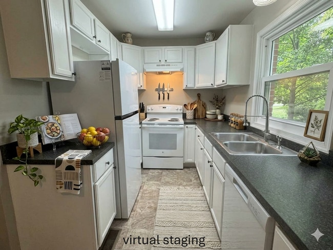 Building Photo - Spacious 3 bedroom apartment with Den and Huge Primary Suite