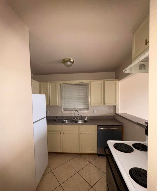 Photo - 121 Ramon Cardenas Dr