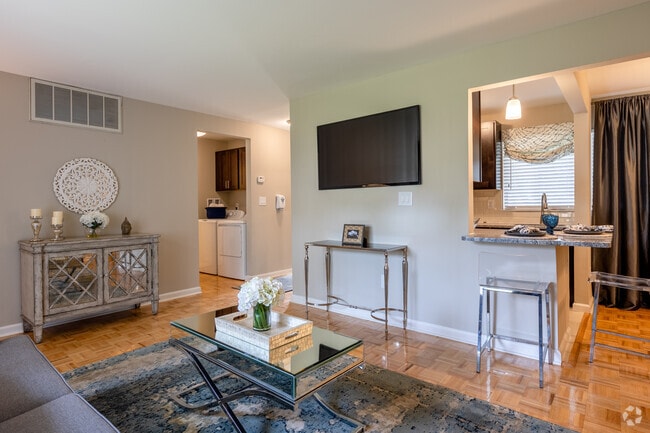 !BR, 1BA - 785 SF