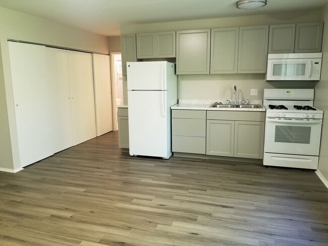 Building Photo - 3233 Whitfield Ave Unit 3233-03