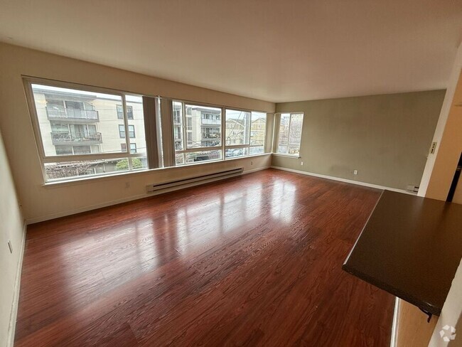 Building Photo - Spacious 2 bedroom with hardwood floors. W... Unit R-301 Rental