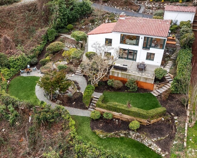Building Photo - Queen Anne Home