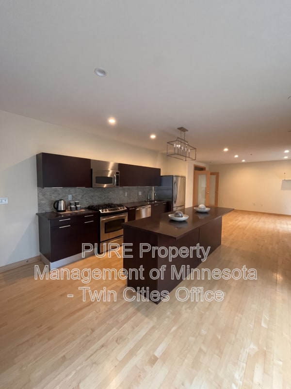 Building Photo - 3116 W Lake St Unit #115