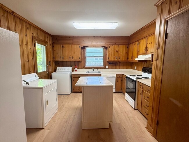 Photo - Three bedroom, 1.5 bath house in Burlington