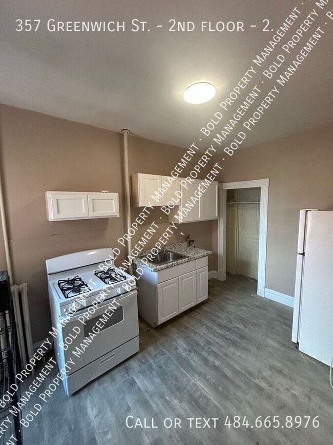 Building Photo - 357 W Greenwich St Unit 2.