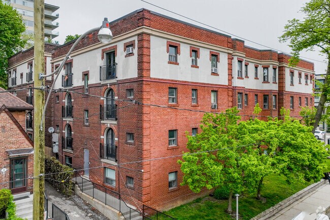 Photo - 320-342 Avenue Road