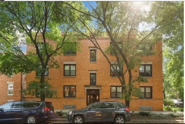 Building Photo - 3737 N Leavitt St Unit 3N