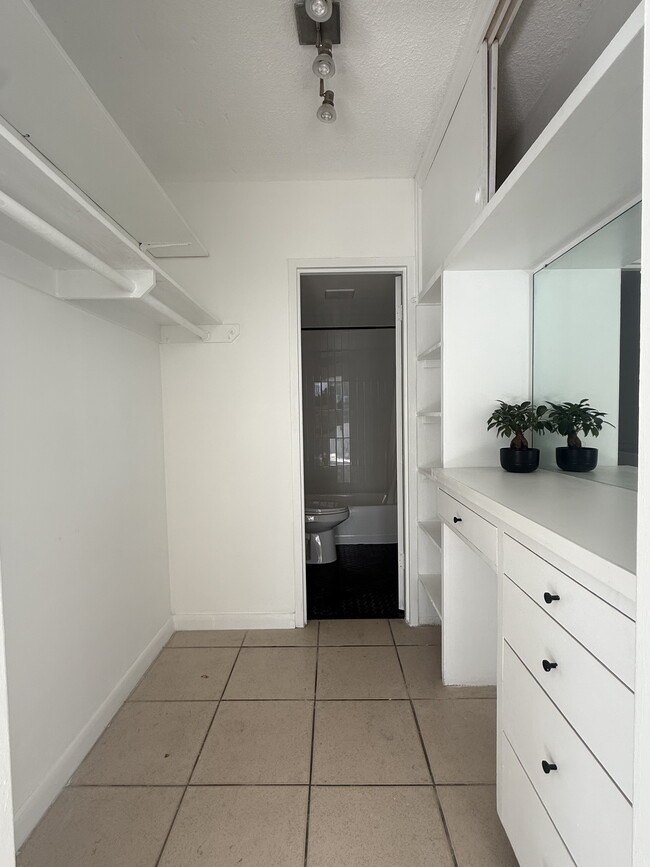 Walk-in Closet - 7545 E Treasure Dr Unit 4i