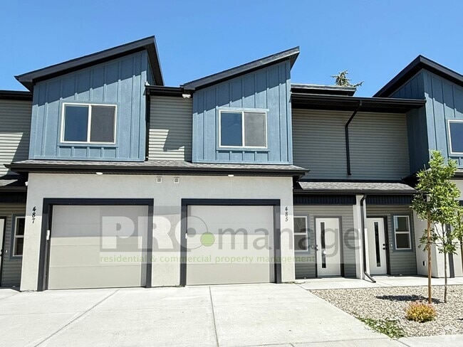 Building Photo - Beautiful 3 Bed / 2.5 Bath Townhome in Car...