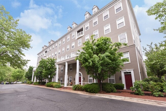 Building Photo - 1405 Roundhouse Lane Unit Apt.308