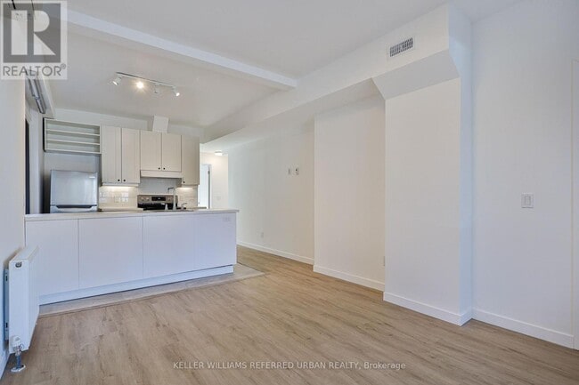 Photo - 786 Gladstone Ave