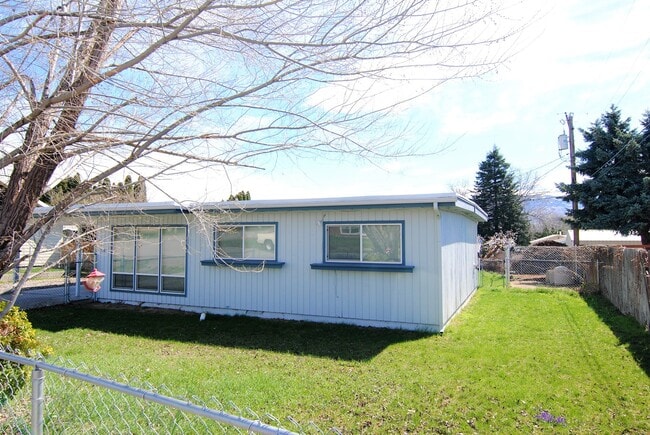 Building Photo - ** 3-Bedroom ~ Upgraded ~ House for Rent in Sought After East Wenatchee **