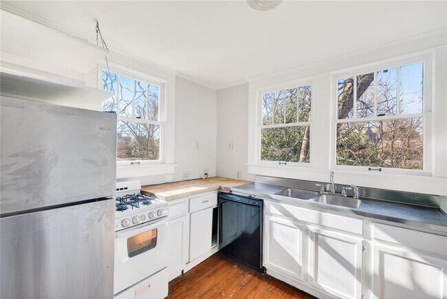 Photo - 300 Oxford Pl NE