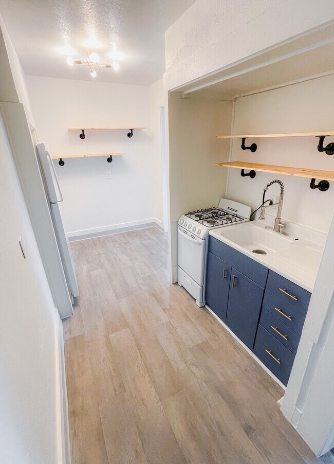 Building Photo - Flats on Pleasant Unit 1919-2