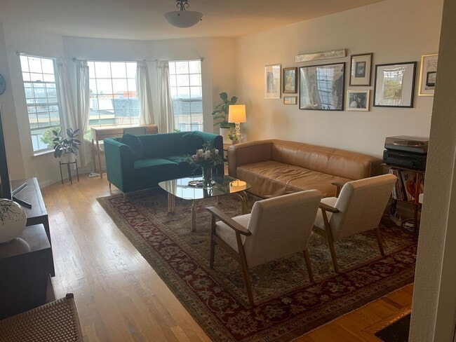 Photo - Epic Real Estate & Asso. Inc. - Beautiful, Spacious & Sunny 2 br/2ba Condo Available in Mission -... Unit 3,