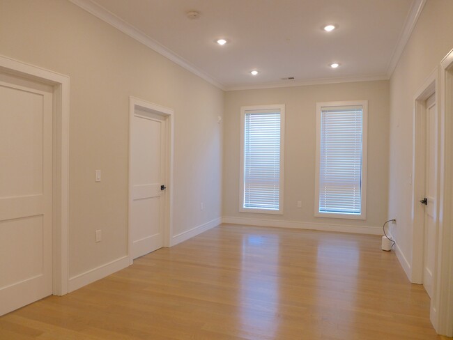 Building Photo - 24 Farrington Ave Unit 1 Rental