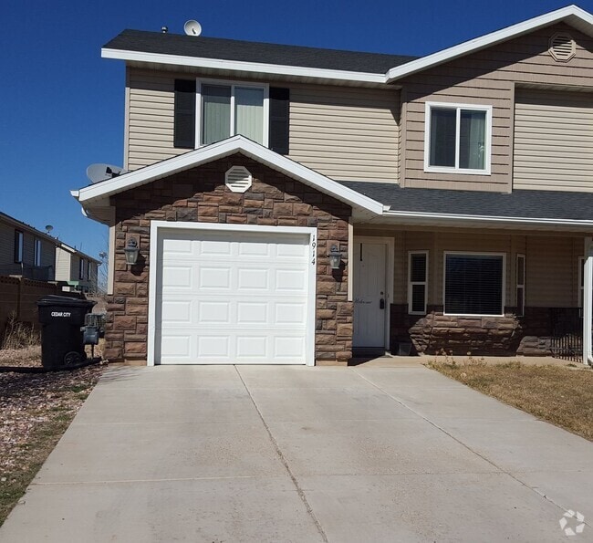 Building Photo - Spacious Home with Backyard