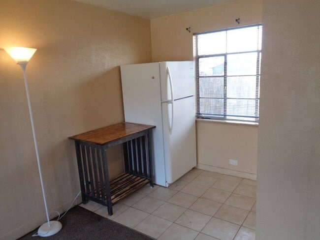 Eating space - 1927 S Elati St Unit 1927