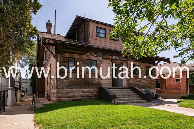 Photo - 305 Douglas St