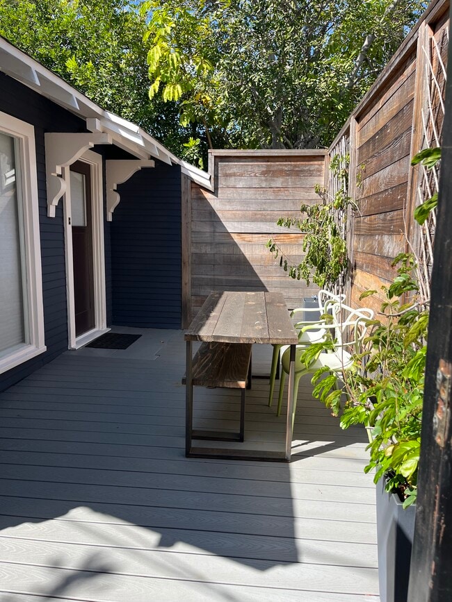 Photo - 7022 De Longpre Ave