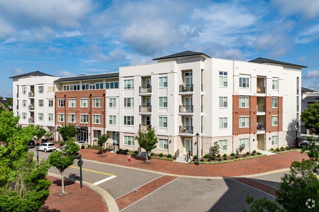 Building Photo - Manor on the Green Rental