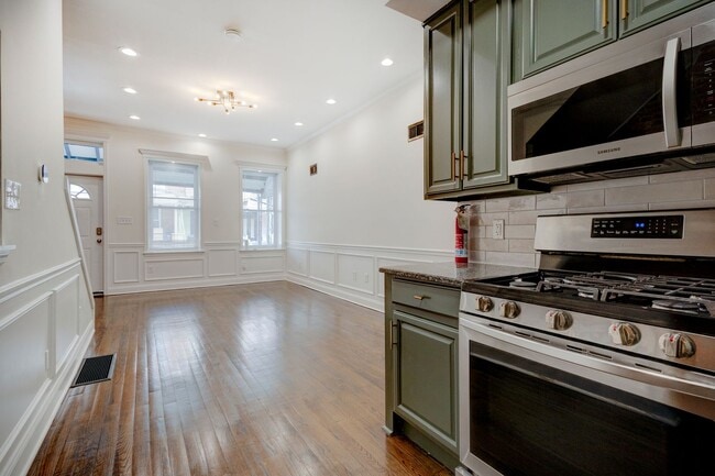 Building Photo - Newly Renovated 6 Bedrooms / 4 Bathrooms a... Unit Single Family