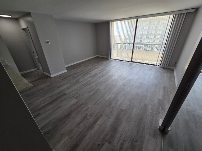 Photo - Fully renovated 1-bedroom, 1-bathroom, with 1 assigned covered parking and In-unit washer/dryer. ... Unidad 12M