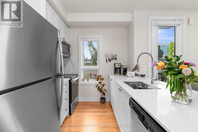Photo - 713 Lawrence Ave W
