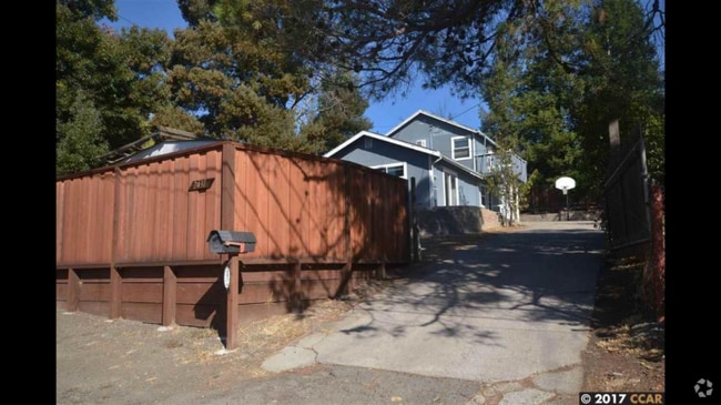 Building Photo - 2431 Monterey Ave Rental