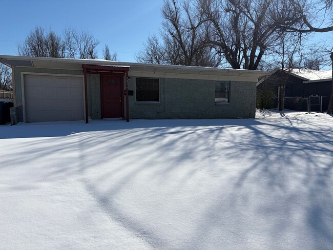 Building Photo - 2 Bed 1 Bath Stone Home in Del City