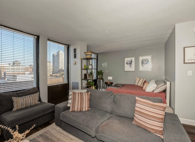 444 W Fullerton Pkwy