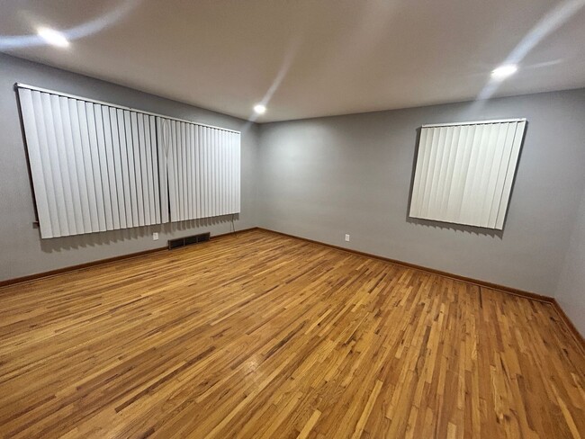 Building Photo - Large 2 bedroom with garage Unit 4 Rental