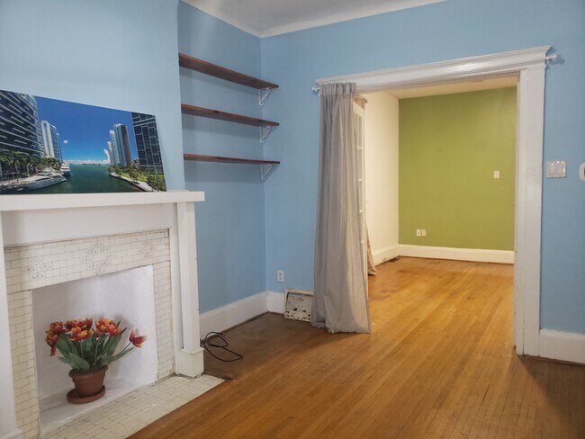 Photo - 687 Dupont St Unit A