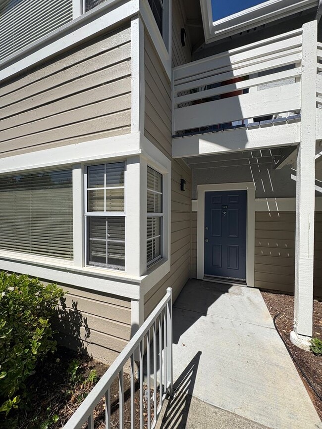 Building Photo - DOWNSTAIRS CONDO IN GATED COMMUNITY Unit 101