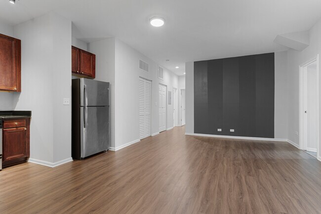 Photo - 2451 W Howard St